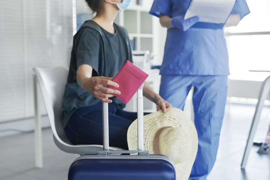 Paciente con pasaporte y maleta en una clínica